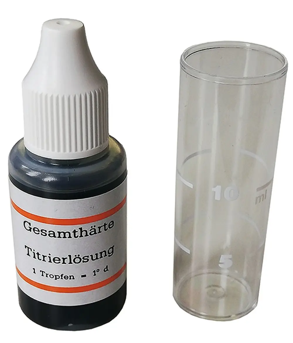 Schwarze Flasche mit Tropfverschluss, beschriftet mit "Gesamthärte Titrierlösung" und transparentem Messzylinder mit Skala von 0 bis 10 ml, beides von der Marke Syr.